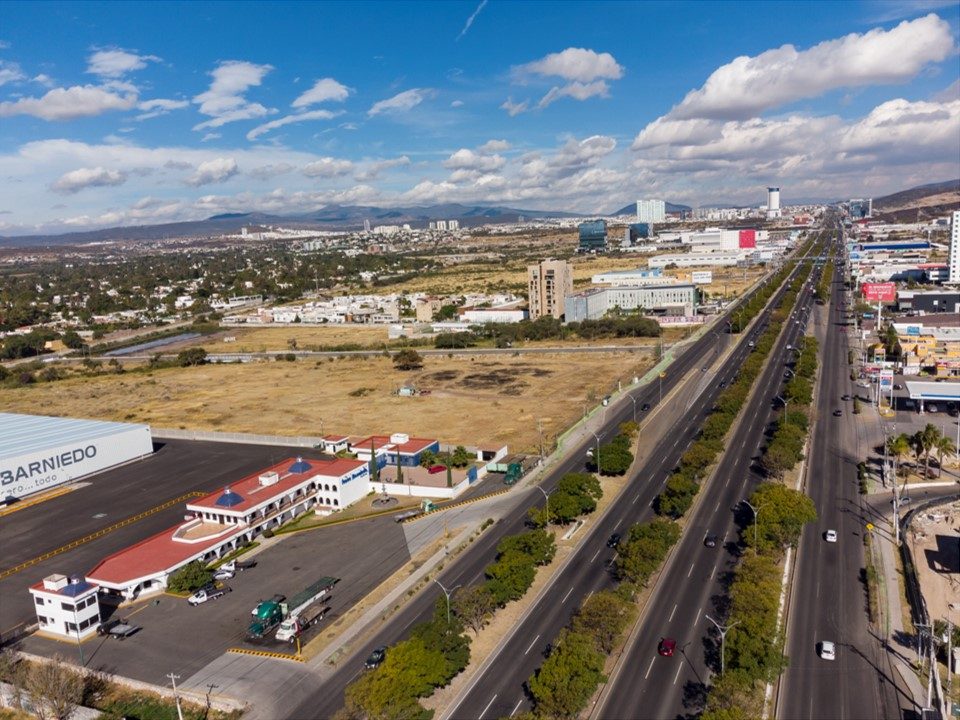 VENTA Terreno de uso Mixto 18,500 mts.   Av. Paseo de la República, Col. El Salitre, Querétaro, Qro.