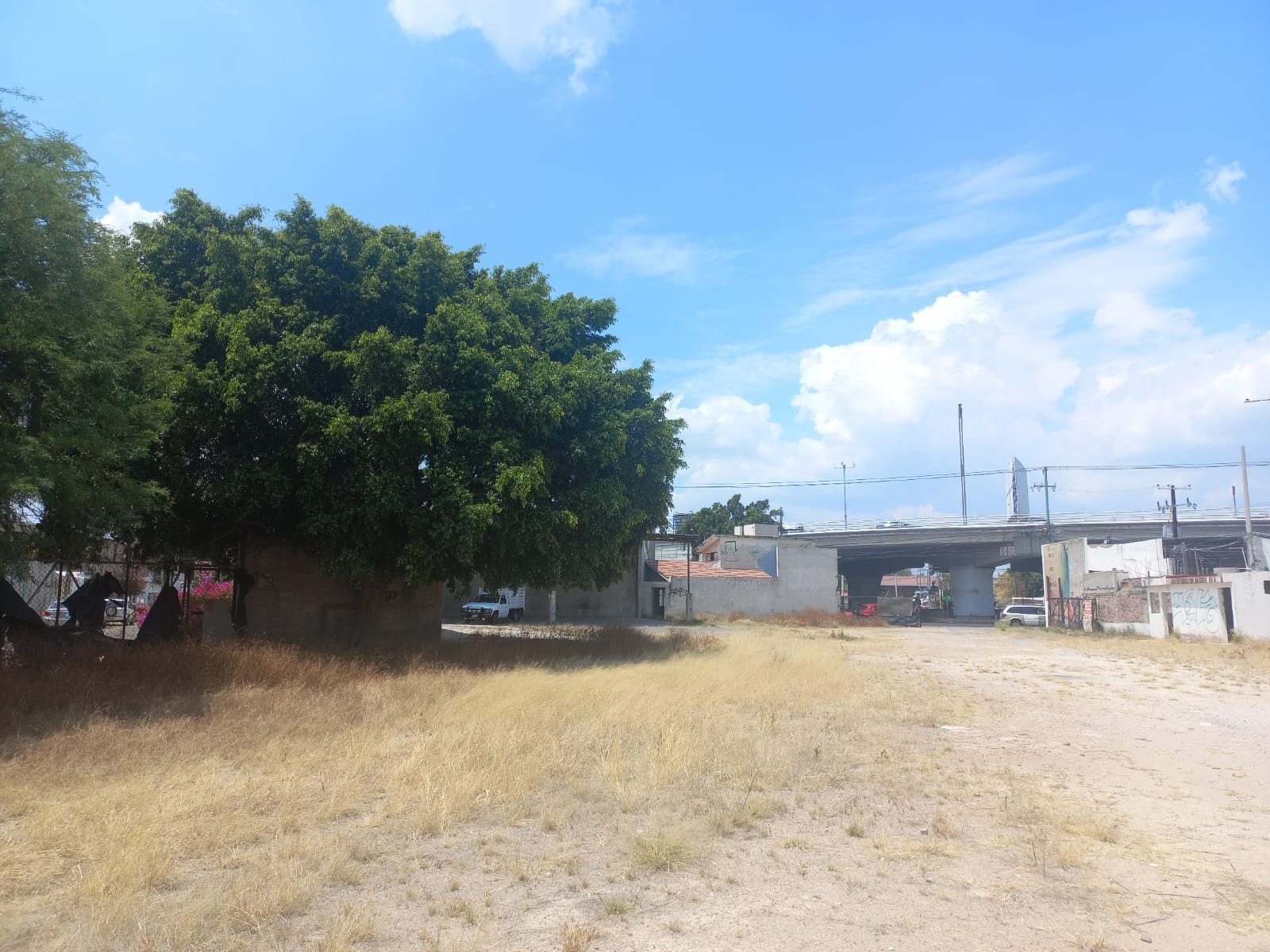 VENTA Terreno de Uso Mixto Comercial y de Servicios Sobre Paseo Constituyentes. Corregidora, Qro.